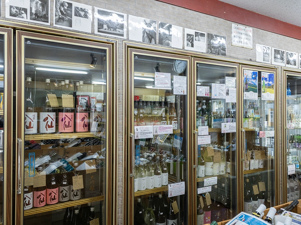 酒舗たかはし 店内の冷蔵庫
